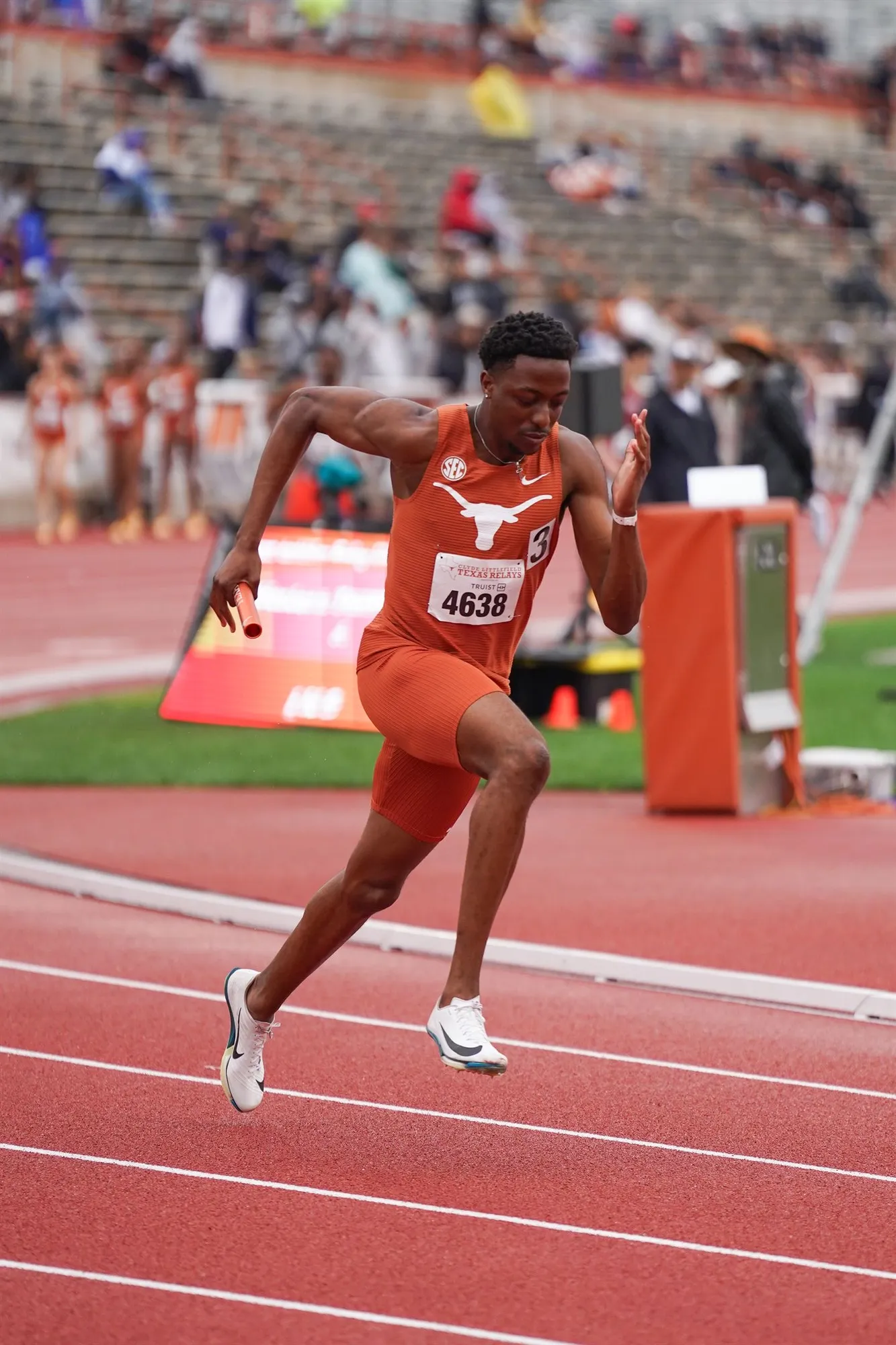 Sihle sprinting around the bend in the Texas kit